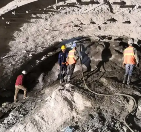 金湾隧道拱顶带模注浆料，微膨胀注浆料的特点及施工工艺